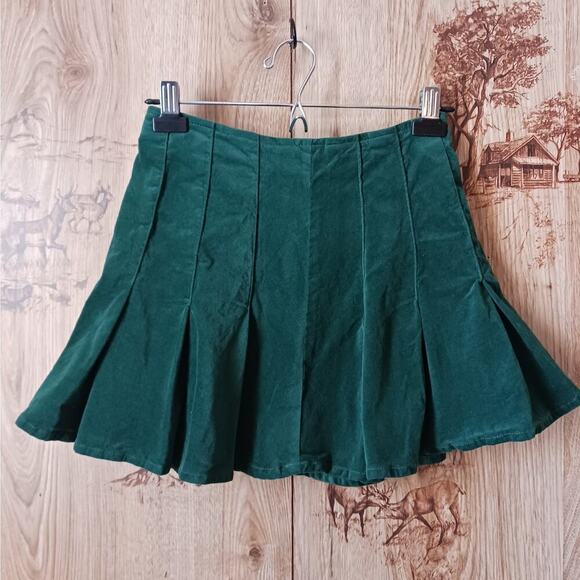 Forever 21 Green Velvet Box Pleat Mini Skirt Size Small - Picture 1 of 8